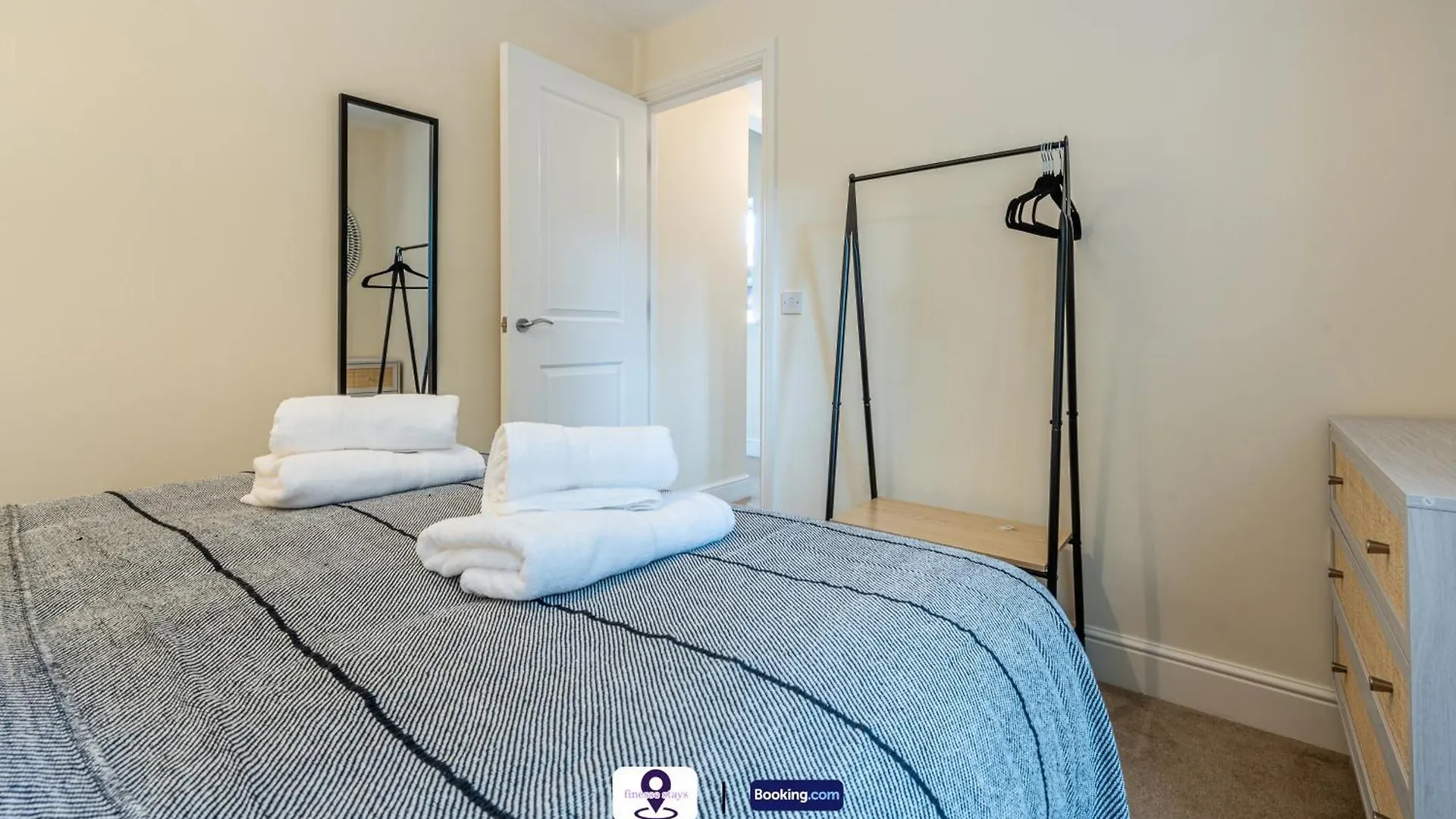 Last-Minute Specials ! Summer Days L Rtm Stay L 4 -Bed House By Finesse Stays Short Lets & Serviced Accommodation Wakefield With Parking, Contractors Stanley  بيت للعطل Stanley (West Yorkshire)