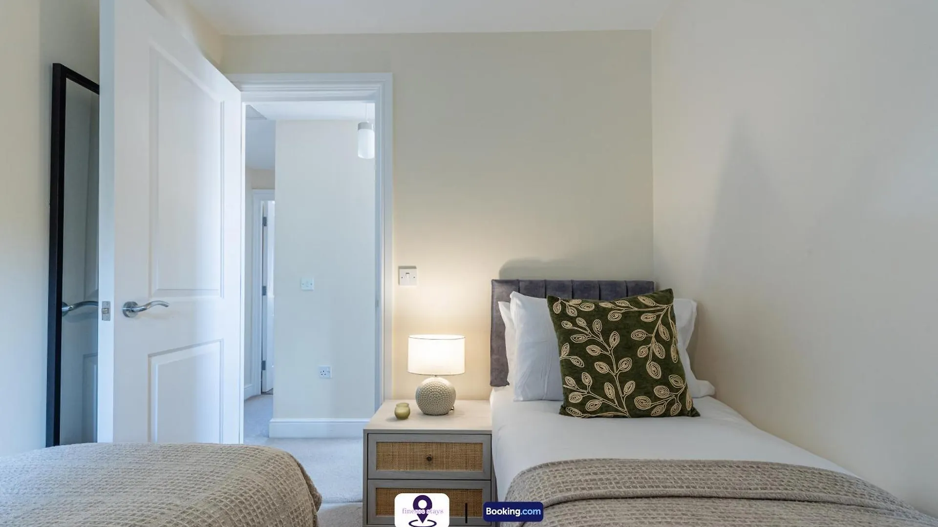 Last-Minute Specials ! Summer Days L Rtm Stay L 4 -Bed House By Finesse Stays Short Lets & Serviced Accommodation Wakefield With Parking, Contractors Stanley  0*, Stanley (West Yorkshire)